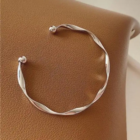 ⚜️𝟯𝟬%𝗢𝗙𝗙 𝗯𝘂𝗻𝗱𝗹𝗲𝘀 𝟯+⚜️ NEW Twisted Simple Delicate Cuff - Picture 10 of 13